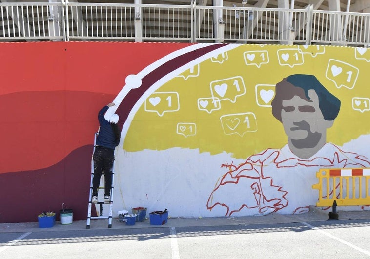 Las artistas tras el mural gigante del estadio del Real Murcia: «Ha sido un reto conseguido»